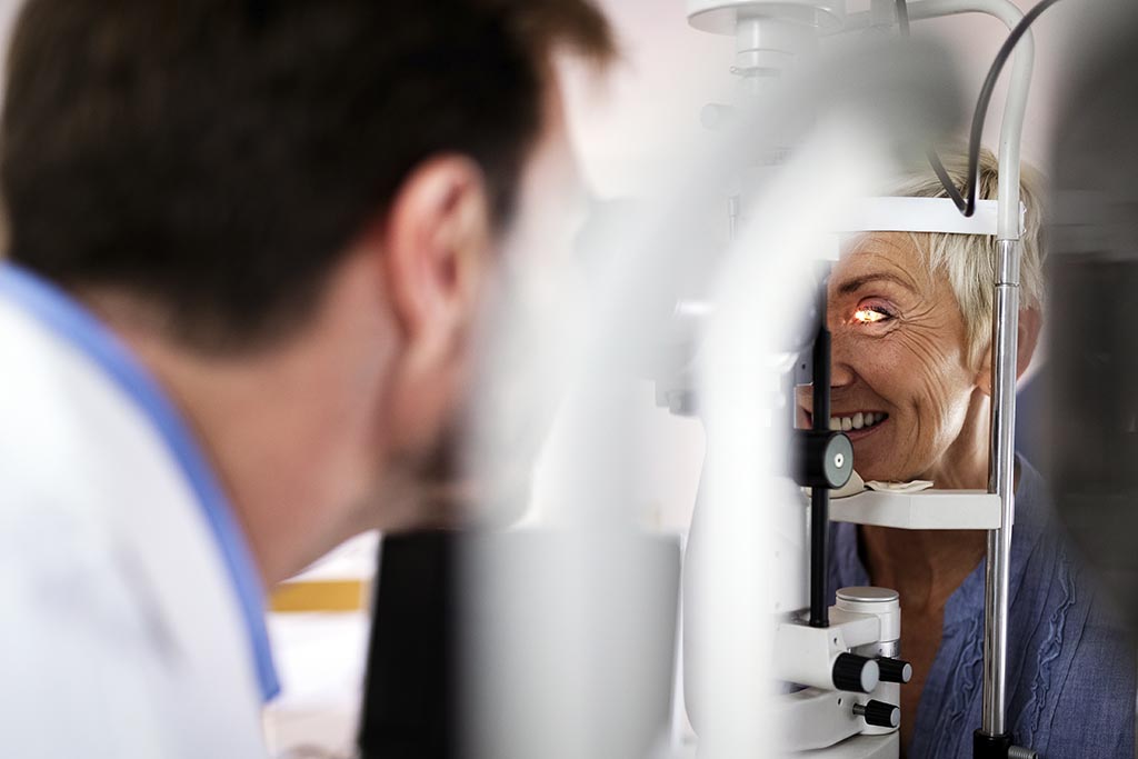 sobre_0000_ophthalmology-concept-patient-eye-vision-examinat-2021-08-27-09-58-18-utc