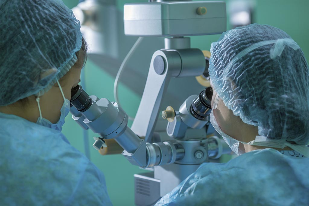 sobre_0002_female-doctors-looking-into-a-microscope-the-conc-2023-04-03-22-21-55-utc